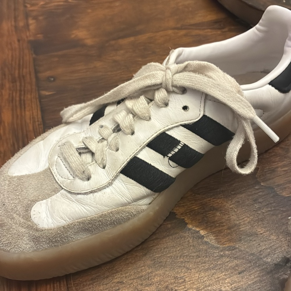 Women’s Adidas Sambae. Size 6.5. - Picture 4 of 4